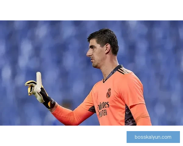 库尔图瓦在最近比赛中的单手扑救表现值得关注